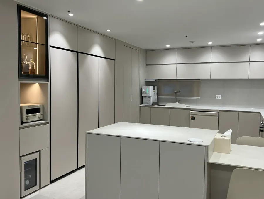 [싱크대장김상진] 일산 주방 맞춤가구 시공 후기 - 냉장고장부터 홈바까지 완벽한 라인맞춤 리폼 시공사례 사진